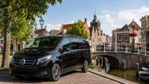 Luxe zwarte 8-persoons taxibus in het historische centrum van Oudewater